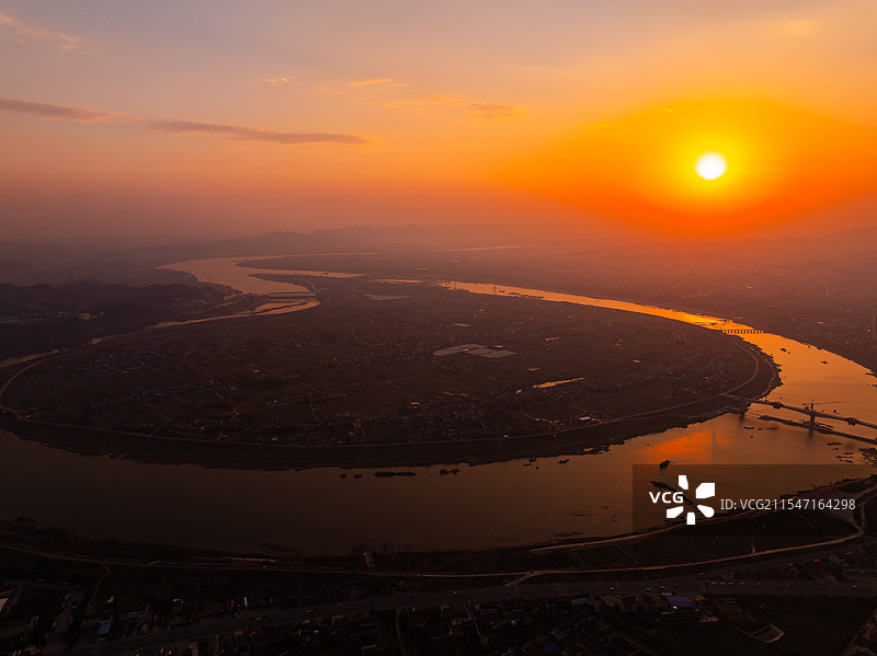 雾中日出图片素材