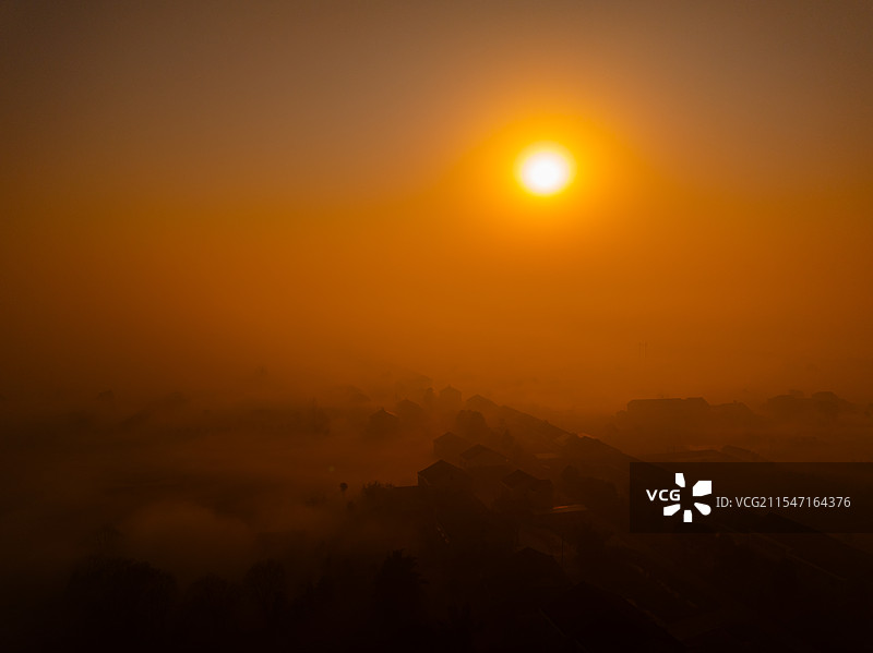 雾中日出图片素材