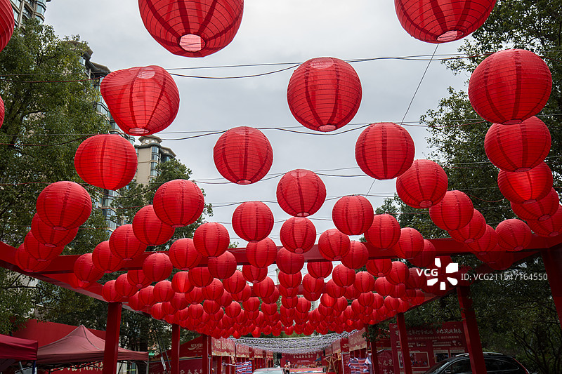 中国春节城市年味街头红色主题灯笼装饰图片素材