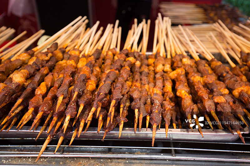 烧烤架上的肉特写镜头图片素材