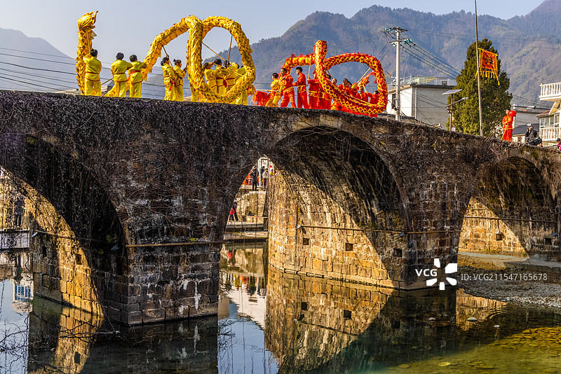 环秀桥上双龙舞图片素材