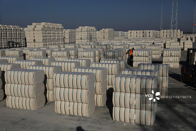 新疆维吾尔自治区：棉花打包仓储基地图片素材