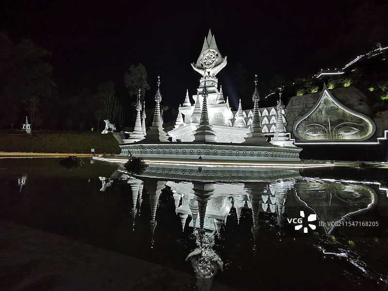 芒市银塔在水中的倒影图片素材