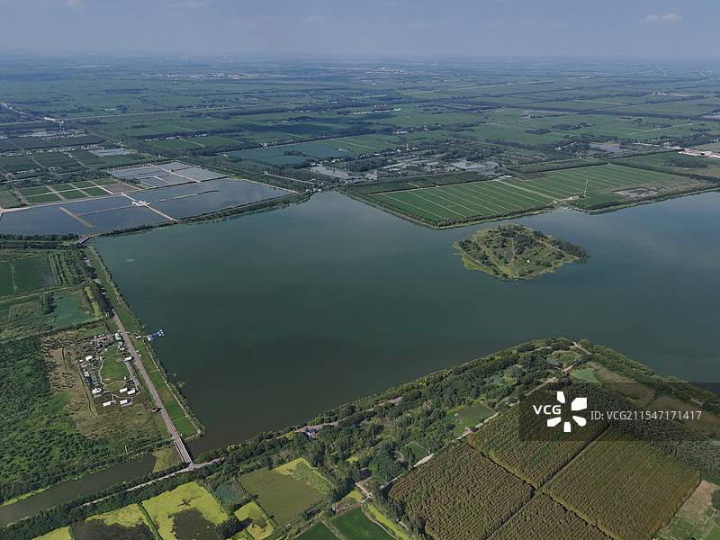 江苏淮安：金湖县的农田和荷花荡风光图片素材