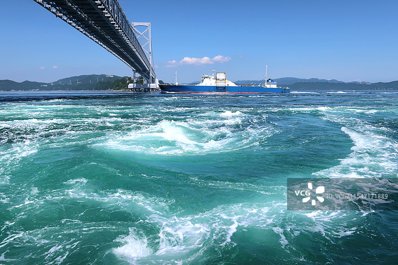 日本德岛县鸣门市，从观潮船上观赏鸣门涡潮（鸣门漩涡）图片素材
