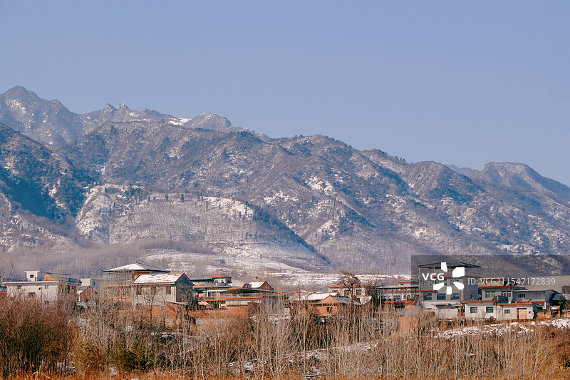 冬日秦岭山下的村庄图片素材