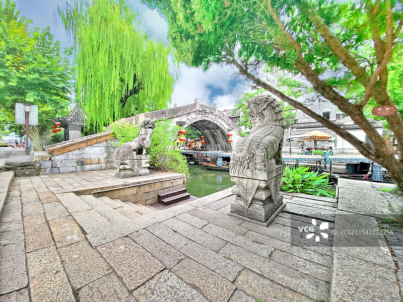 浙江湖州南浔古镇广惠桥边的石狮亭子赑屃石碑图片素材