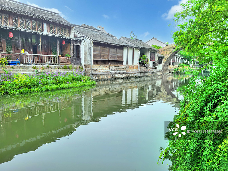 浙江湖州南浔古镇运河上的江南民居与洪济桥图片素材