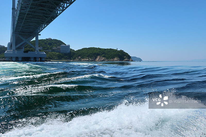 日本德岛县鸣门市，从观潮船上观赏鸣门涡潮（鸣门漩涡）图片素材
