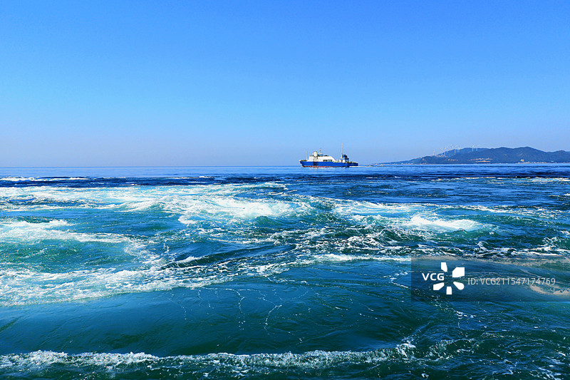 日本德岛县鸣门市，从观潮船上观赏鸣门涡潮（鸣门漩涡）图片素材