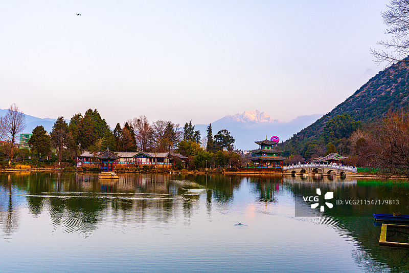 云南 丽江 黑龙潭公园 玉龙雪山的日照金山图片素材