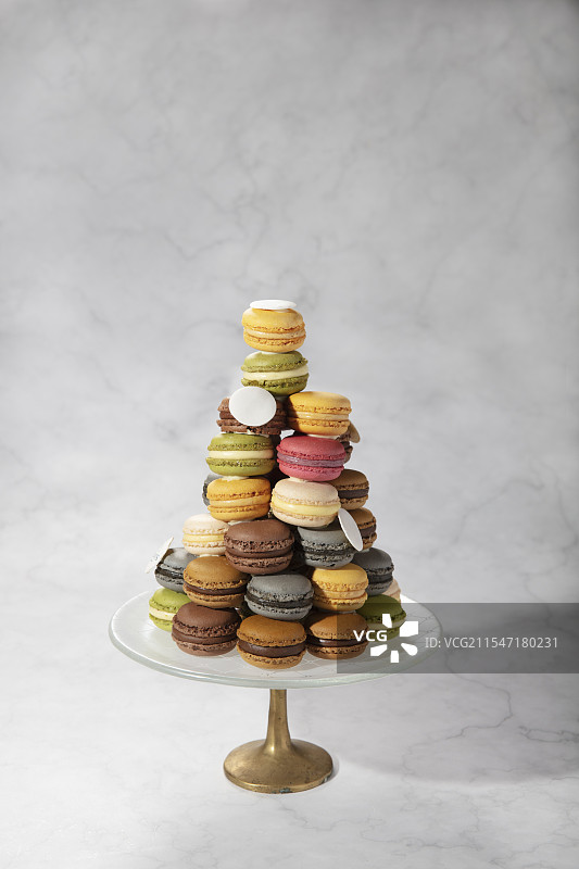 精美马卡龙堆叠成塔的摆盘展示图片素材