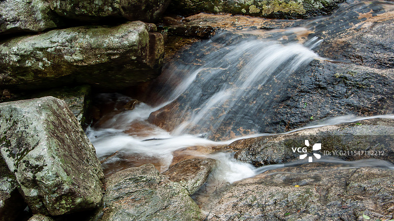 中国安徽六安天堂寨白马大峡谷瀑布和溪流图片素材