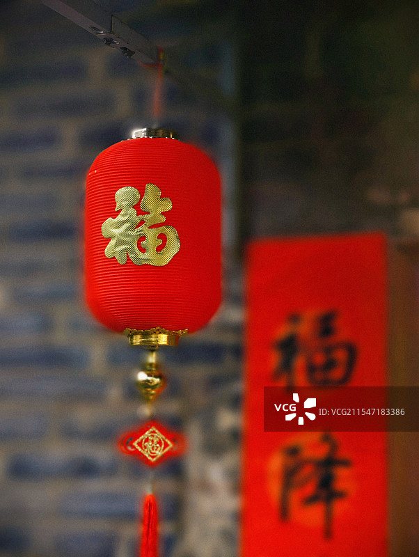 天降福缘 红灯笼高挂，金色“福”字熠熠生辉。天降福缘，迎接新春的喜庆与祥和。图片素材