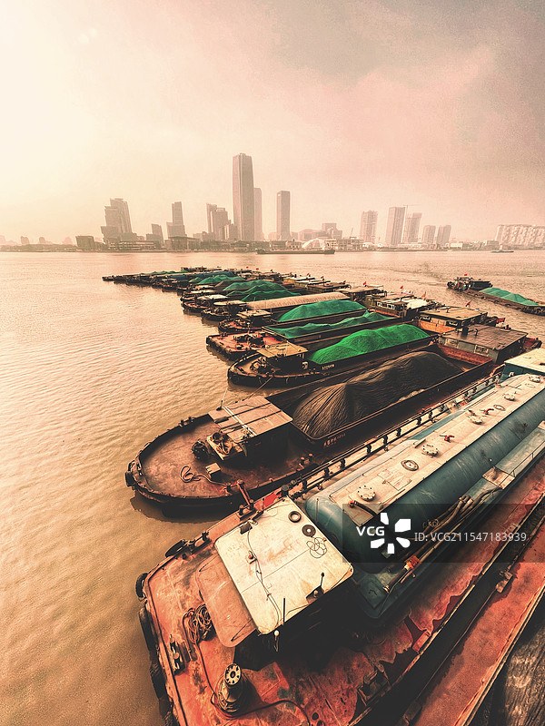 渡口与远方/都市天际线图片素材