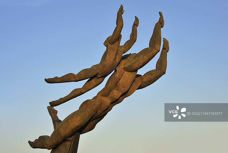 雕塑作品：弄潮-作者：闫坤-材质：铸铜-尺寸：高4米图片素材