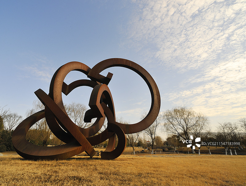 雕塑作品：精彩的潮-作者：里卡尔多.科尔代罗（意大利）-材质：耐侯钢-尺寸：高5米图片素材