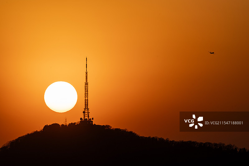 夕阳映照合肥大蜀山的电视塔和飞机图片素材