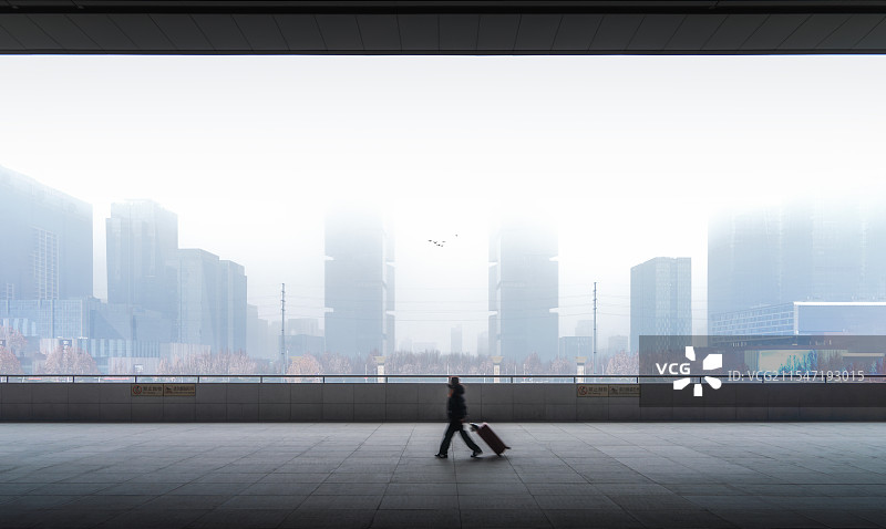 郑州东站行人图片素材