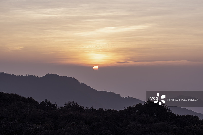 山峦映日 新平磨盘山国家森林公园图片素材