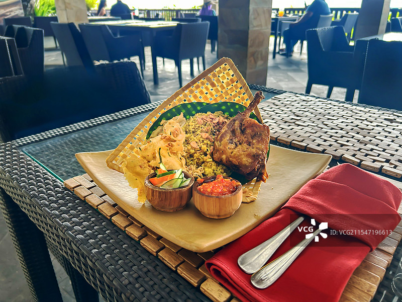 桌上盘子里脏鸭饭的特写镜头图片素材