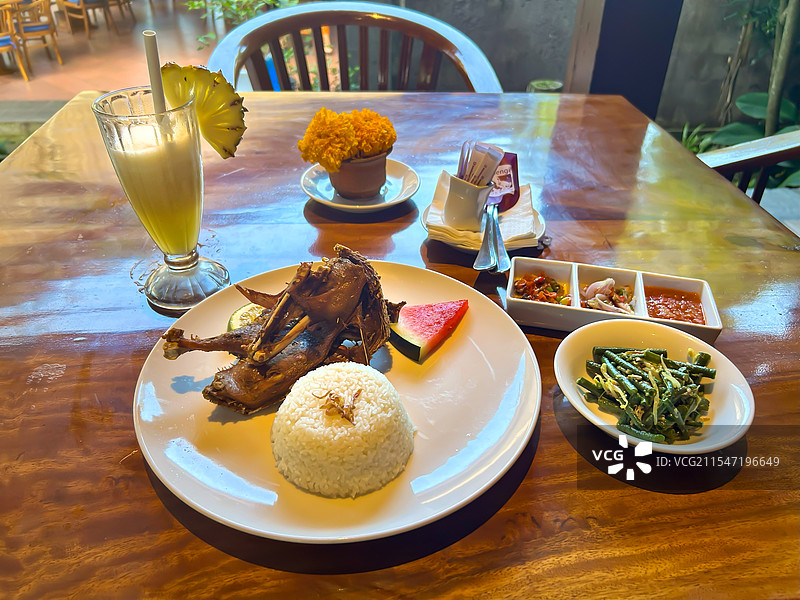 餐桌上脏鸭饭的高角度视图图片素材