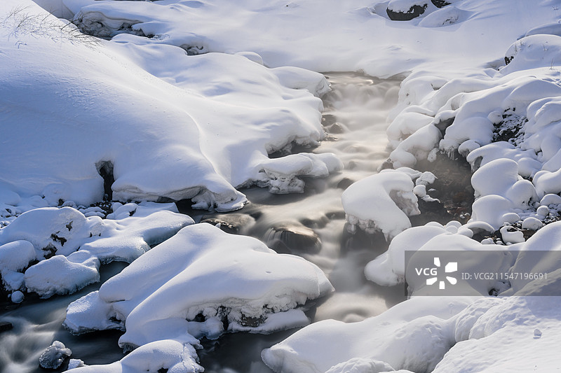 长白山冰雪中的不冻河图片素材
