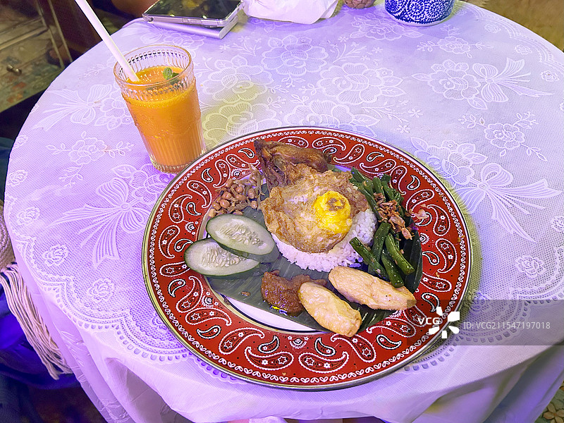 餐桌上盘子里的椰浆饭的高角度视图图片素材