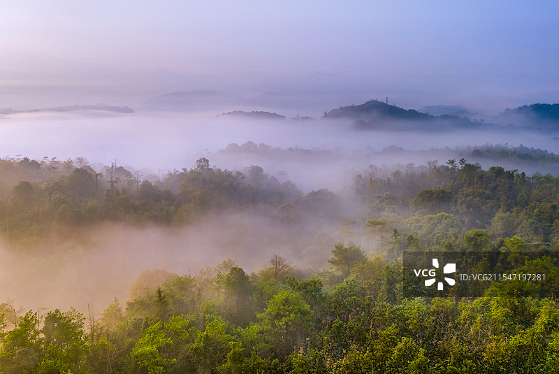 云雾中的福建永安桃源洞国家4A风景区图片素材
