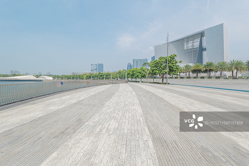 深圳欢乐港湾现代建筑旁的宽敞广场地面图片素材