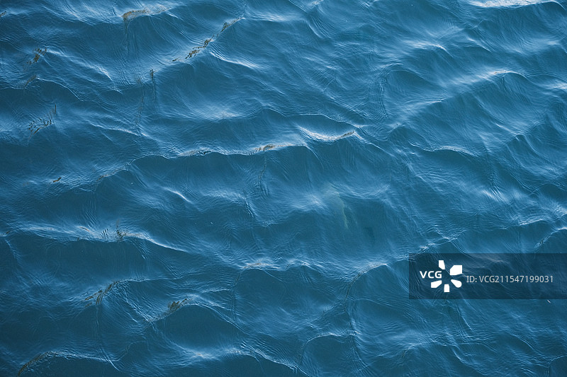 蔚蓝色水面的波浪图片素材