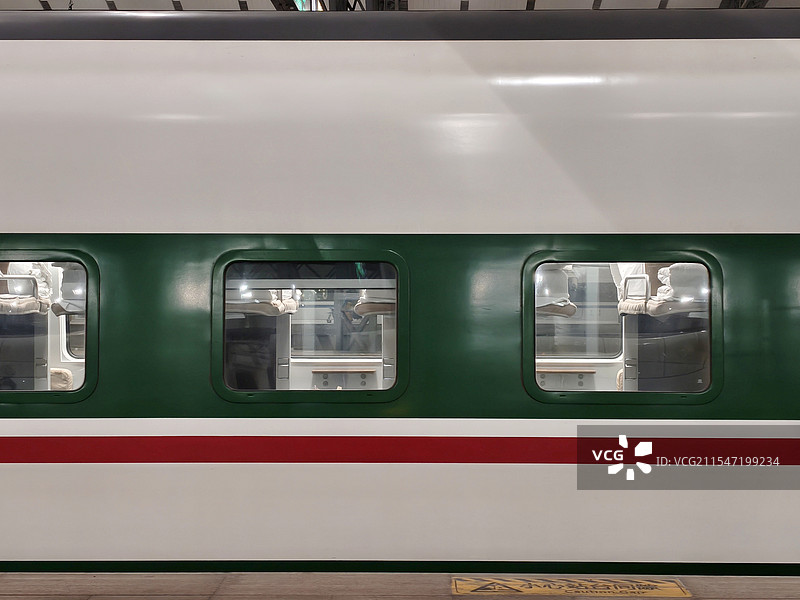 车站月台拍摄到绿色复兴号图片素材