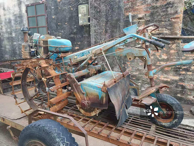 生锈的拖拉机图片素材