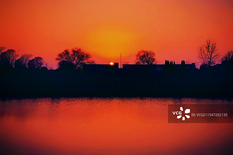夕阳下的湖边景色图片素材