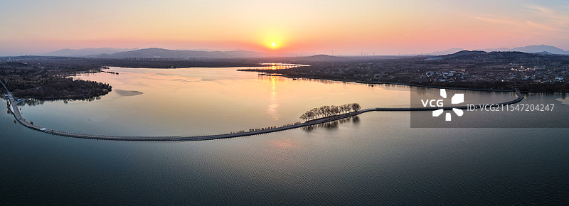 夕阳下的淄博文昌湖图片素材