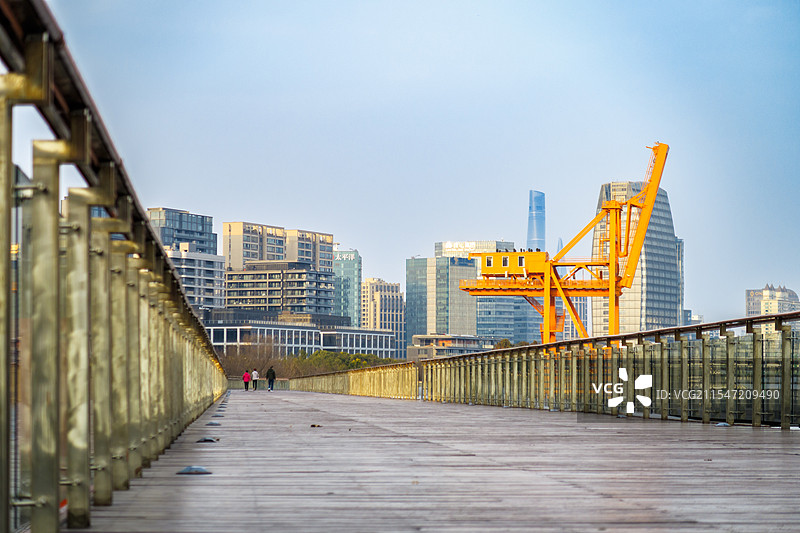 上海徐汇滨江西岸，徐汇滨江绿地，上海市滨江滑板公园图片素材