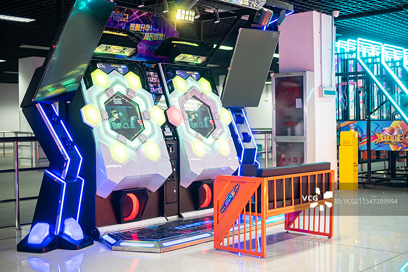 中国儿童游戏机拍摄主题，游戏厅里的一台跳舞机游戏机机器设备用品，室内无人图像摄影图片素材