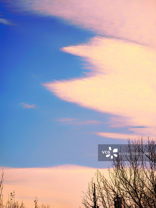 落日余晖映彩云图片素材