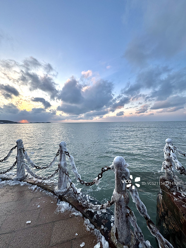 冬季冰冻的海边图片素材