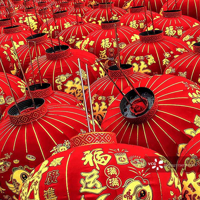 年30前夕大红灯笼挂起来图片素材