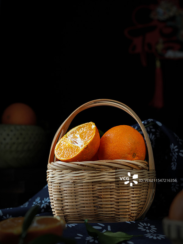 中式桌子上新鲜多汁的爱媛橙图片素材