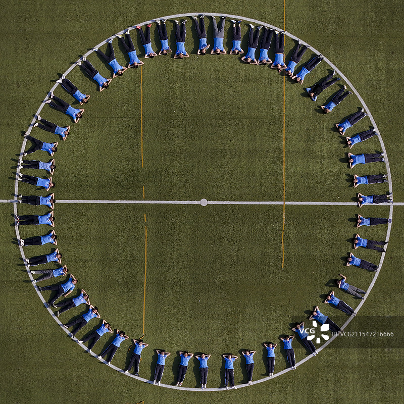 江苏淮安：操场上围成圈的中学生图片素材