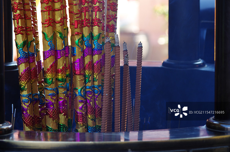 寺庙里香炉中燃烧的香特写，祭拜祈福平安香。图片素材