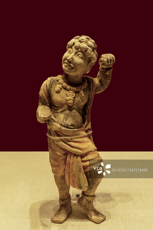 广东省珠海博物馆“陕西唐代文物精华展”：黑人舞俑（唐，1985年咸阳长武枣园郭村出土，长武县博物馆藏图片素材