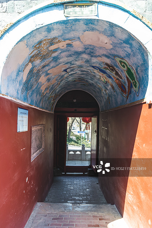 中国山东淄博博山非自然风光著名景区拍摄主题，碧霞元君行宫红门拱门隧道，户外白昼无人图像摄影图片素材