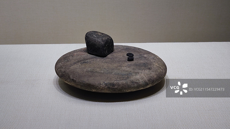 南越王博物馆展出的古代石砚和墨粒的特写图片素材
