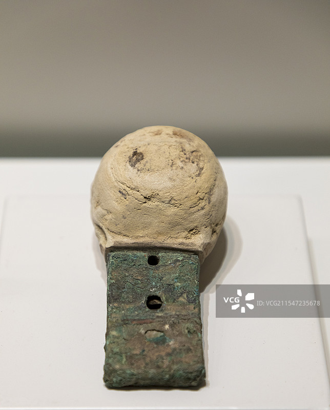 安阳殷墟博物馆，商朝晚期文物，铜柄石权杖头 ，1994年安阳刘家庄北地M793出土器物图片素材