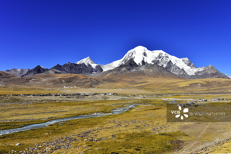 西藏拉萨尼木县琼姆岗嘎雪山草原美景图片素材