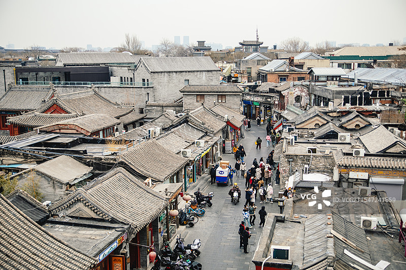 俯瞰北京什刹海烟袋斜街的冬日胡同景观图片素材
