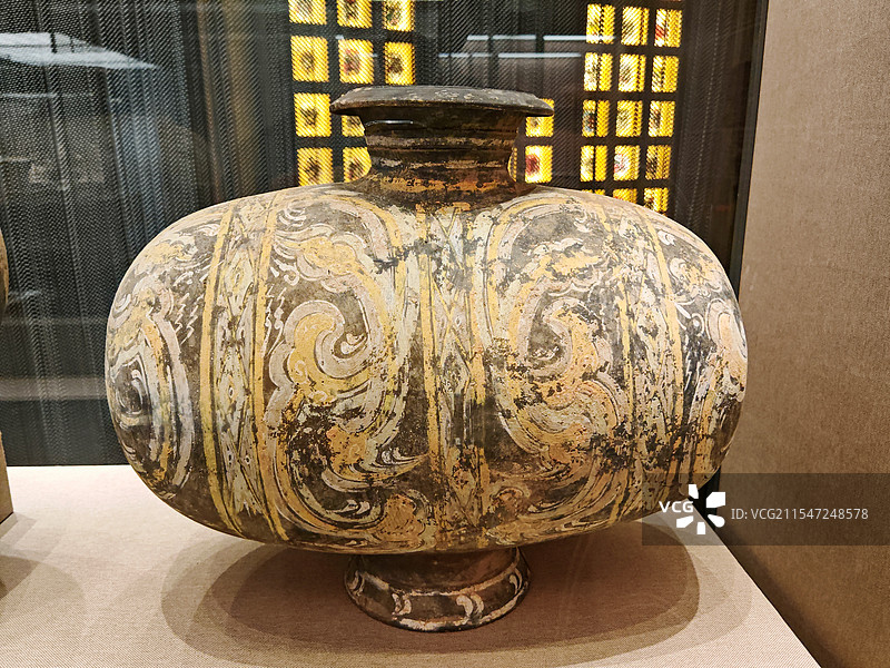 临汾博物馆馆藏文物汉代彩绘陶茧形壶图片素材